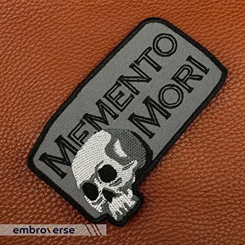 БРОДИРАНА Нашивка Memento Mori - Вдъхновяваща цитат Помни смъртта - Бродирани желязо нашивках - Размер: 4 x 2.4 инча