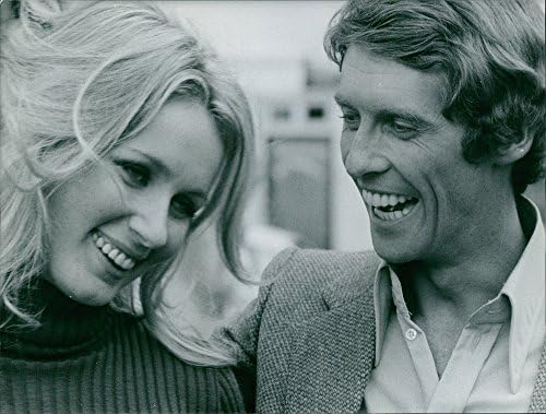 Реколта снимка на мъжете, усмихнато жена.Снимка, направена през септември 1969 г.